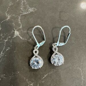 3/$25 🤗 Elegant costume jewelry Silver Infinity Drop Earrings